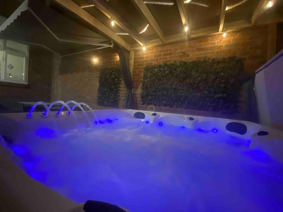 Hot Tub, Free Parking, Near Shops & Restaurants, Location 1M To City Jesmond エクステリア 写真